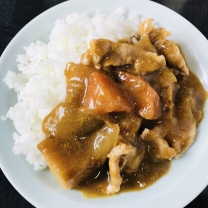 レシピを参考にして作ってみました。子供の頃に給食で食べたカレーの味が懐かしいですね。シンプルな味付けで豚肉と野菜の旨みがよく出ていて美味しくいただけました。